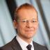 Wirtschaftsinformatiker mit Hang zu Volkswirtschaft und Kapitalmärkten, seit 1993 in der RZB/Raiffeisen Bank International im Bereich Research tätig; Senior Aktienmarktanalyst und Research-Koordinator für den Raiffeisensektor; umfangreiche Vortragstätigkeit zu den Themen Wirtschaft, Zinsen, Kapitalmärkte. Urgestein als Vortragender bei unzähligen Berater- und Kundenveranstaltungen sowie am Raiffeisen Campus.